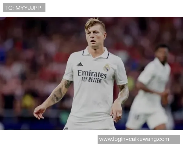 克罗斯在足球世界的影响力与传奇生涯探讨